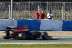 Foto zur News: Mark Webber (Red Bull) und Max Chilton (Marussia)