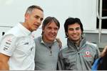 Foto zur News: Martin Whitmarsh, Manager Adrian Fernandez und Sergio Perez (McLaren)