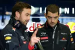 Foto zur News: Red Bulls Renningenieur Simon Rennie (Webber) und Guillaume Rocquelin (Vettel)