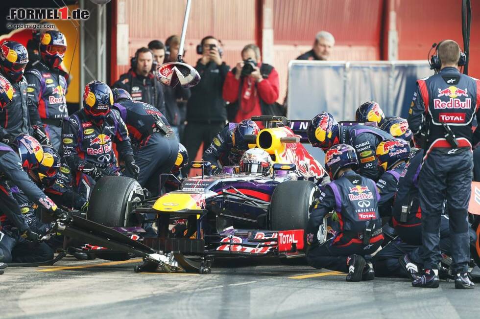 Foto zur News: Sebastian Vettel (Red Bull) und seine Mannschaft übten am Mittwochmorgen immer wieder Reifenwechsel mit neuen Werkzeugen.