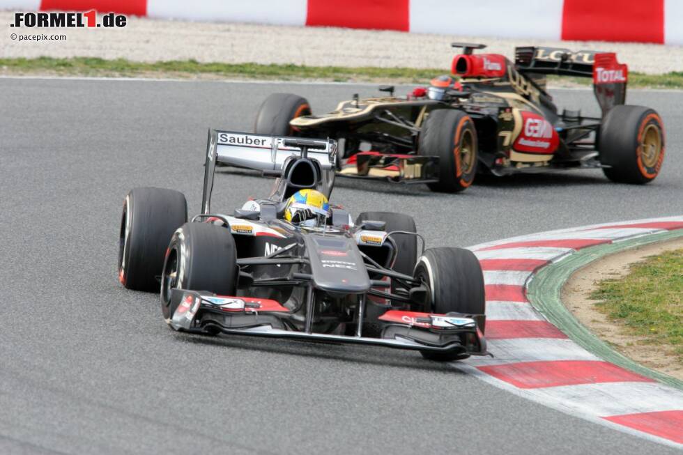 Foto zur News: Esteban Gutierrez (Sauber) vor Romain Grosjean (Lotus)