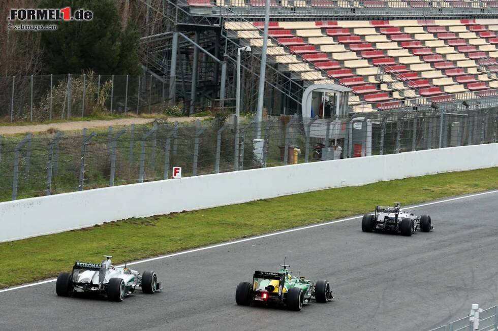 Foto zur News: Esteban Gutierrez (Sauber), Charles Pic (Caterham) und Lewis Hamilton (Mercedes)