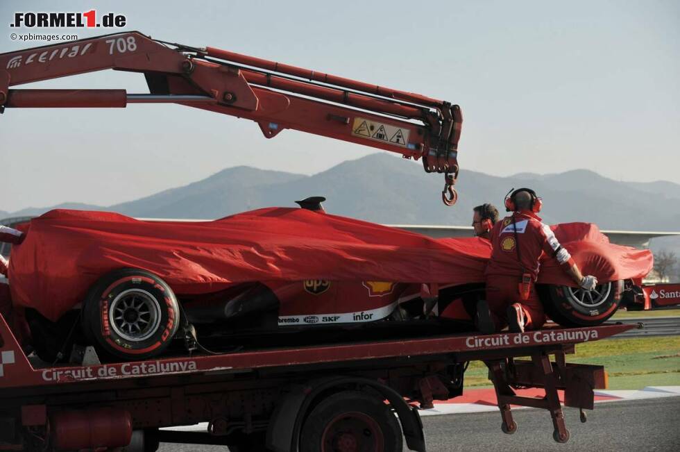 Foto zur News: Felipe Massas Ferrari wird abtransportiert, nachdem der Brasilianer kurz vor Ende des Testtages das linke Vorderrad des Autos verloren hatte.