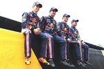 Gallerie: Casey Stoner, Craig Lowndes, Mark Webber und Jamie Whincup posieren im Red-Bull-Overall