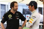 Foto zur News: Ciaron Pilbeam (Lotus) und Mark Webber (Red Bull)