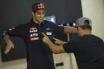 Foto zur News: Daniel Ricciardo (Toro Rosso) lernt Breakdancen mit Niranh &quot;Lil Rock&quot; Chanthabouasy von Red Bulls Flying Steps