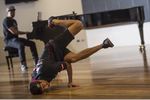 Foto zur News: Daniel Ricciardo (Toro Rosso) lernt Breakdancen mit Niranh &quot;Lil Rock&quot; Chanthabouasy von Red Bulls Flying Steps
