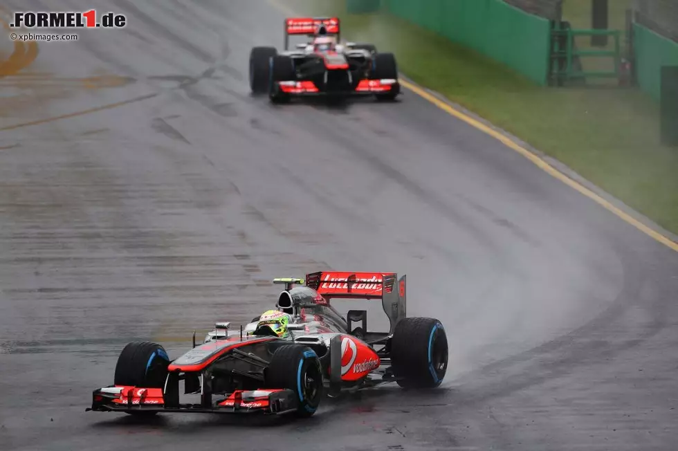 Foto zur News: Sergio Perez (McLaren) und Jenson Button (McLaren)