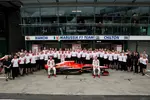 Foto zur News: Jules Bianchi (Marussia) und Max Chilton (Marussia) und das Vorort-Team von Marussia