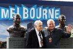 Foto zur News: Jack Brabham und Alan Jones - und das doppelt, wenn man die Statuen mitzählt