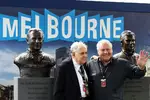 Foto zur News: Jack Brabham und Alan Jones - und das doppelt, wenn man die Statuen mitzählt