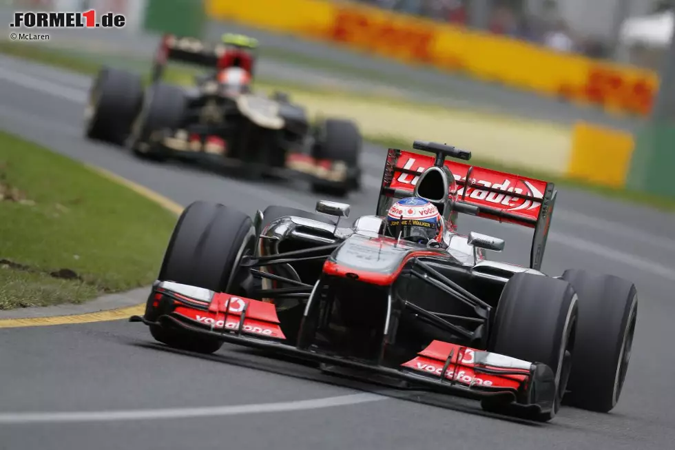 Foto zur News: Jenson Button (McLaren) und Romain Grosjean (Lotus)