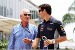 Foto zur News: John Button und Mark Webber (Red Bull)