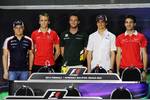 Foto zur News: Klassenfoto, die Rookies 2013: Valtteri Bottas (Williams), Max Chilton (Marussia), Giedo van der Garde (Caterham), Esteban Gutierrez (Sauber) und Jules Bianchi (Marussia)