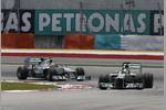 Foto zur News: Nico Rosberg vor Lewis Hamilton (Mercedes)