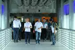 Foto zur News: Toto Wolff, Nico Rosberg und Lewis Hamilton (Mercedes) in den Petronas-Twin-Towers