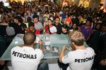 Foto zur News: Nico Rosberg und und Lewis Hamilton