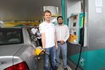 Foto zur News: Nico Rosberg (Mercedes) an der Petronas-Tankstelle