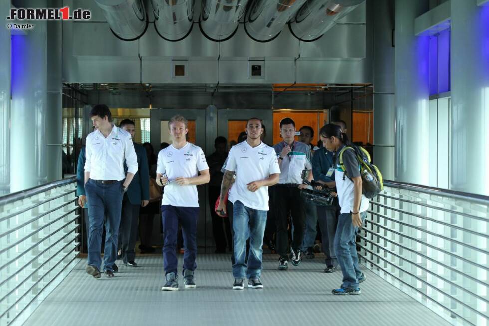 Foto zur News: Toto Wolff, Nico Rosberg und Lewis Hamilton (Mercedes) in den Petronas-Twin-Towers