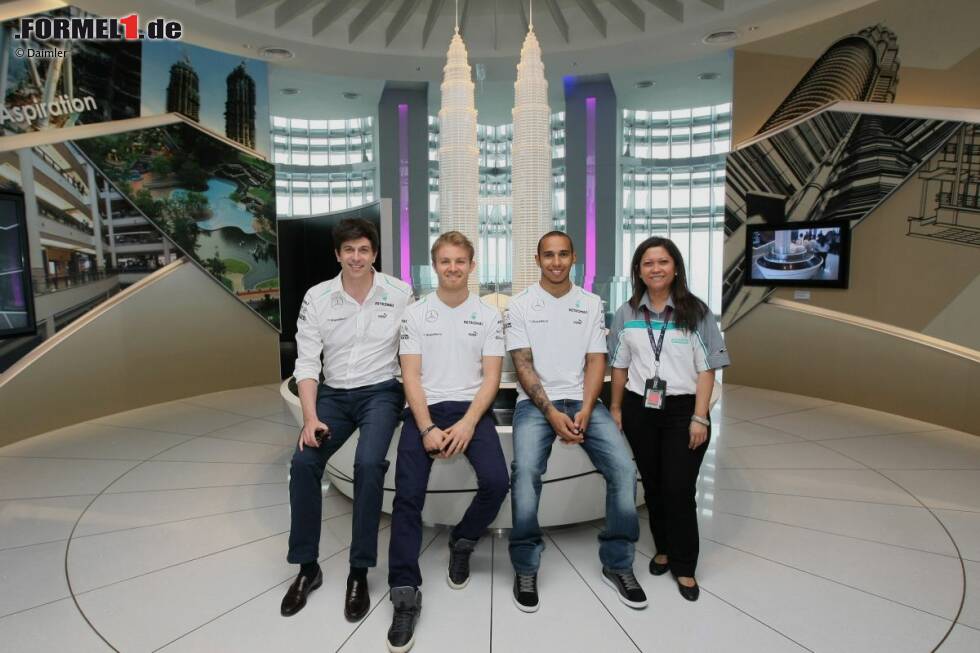 Foto zur News: Toto Wolff, Nico Rosberg und  Lewis Hamilton (Mercedes)
