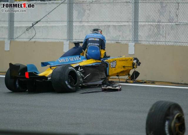 Foto zur News: In Sao Paulo krachte Alonso 2003 als Renault-Pilot auf regennasser Fahrbahn in eine Unfallstelle, schlug sich an einem herumliegenden Reifen das Auto kaputt und knallte in die Reifenstapel. Er blieb unterletzt.