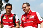 Foto zur News: Pedro de la Rosa (Ferrari) und Stefano Domenicali