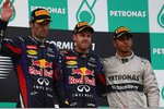 Foto zur News: Sebastian Vettel (Red Bull), Mark Webber (Red Bull) und Lewis Hamilton (Mercedes)