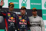 Foto zur News: Sebastian Vettel (Red Bull), Mark Webber (Red Bull) und Lewis Hamilton (Mercedes)