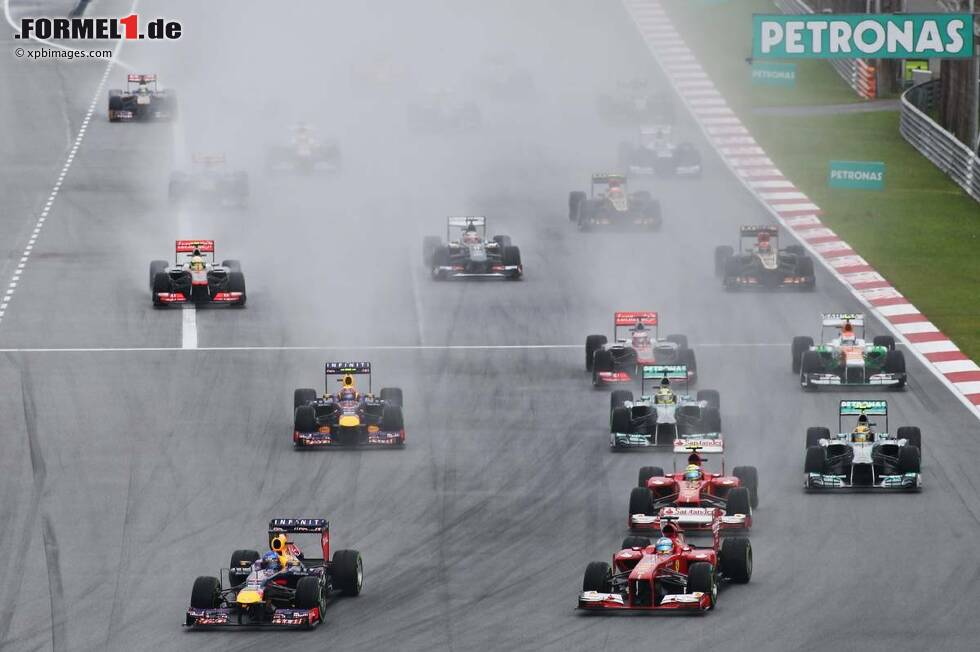 Foto zur News: Sebastian Vettel (Red Bull) und Fernando Alonso (Ferrari) beim Start in Malaysia