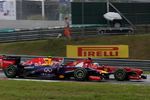 Gallerie: Mark Webber (Red Bull) und Fernando Alonso (Ferrari) beharken sich in der zweiten Kurve