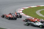 Foto zur News: Mark Webber (Red Bull) vor Fernando Alonso, Felipe Massa (Ferrari) und Nico Rosberg (Mercedes)