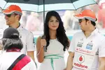 Gallerie: Jenson Button (McLaren) und Sergio Perez (McLaren) mit einem Gridgirl