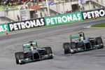 Foto zur News: Nico Rosberg und Lewis Hamilton (Mercedes)