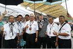 Foto zur News: Nick Fry mit Petronas-Gästen