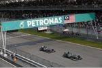 Foto zur News: Lewis Hamilton vor Nico Rosberg (Mercedes)