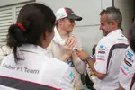 Foto zur News: Monisha Kaltenborn, Nico Hülkenberg und Beat Zehnder (Sauber)