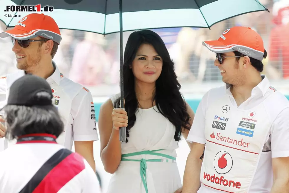 Foto zur News: Jenson Button (McLaren) und Sergio Perez (McLaren) mit einem Gridgirl