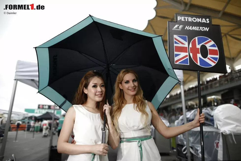 Foto zur News: Gridgirls von Lewis Hamilton