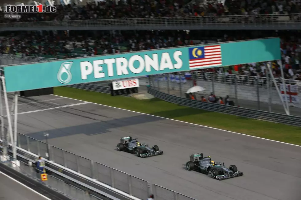 Foto zur News: Lewis Hamilton vor Nico Rosberg (Mercedes)