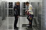 Foto zur News: Sebastian Vettel (Red Bull) beim Wiegen mit Coach Heikki Huovinen