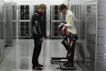 Foto zur News: Sebastian Vettel (Red Bull) beim Wiegen mit Coach Heikki Huovinen