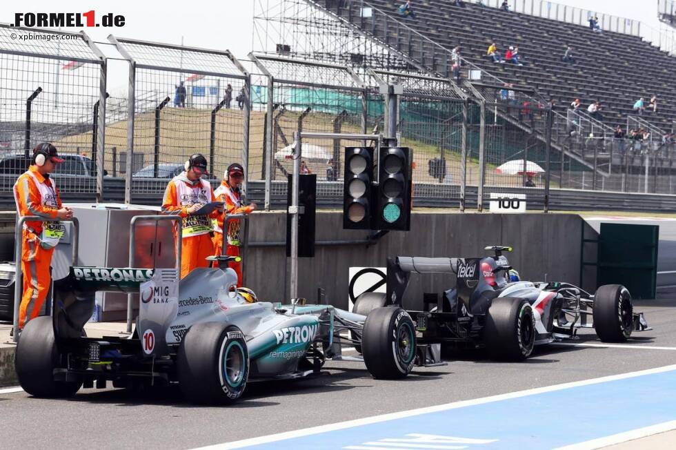 Foto zur News: Nico Hülkenberg (Sauber) und Lewis Hamilton (Mercedes)