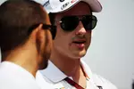 Foto zur News: Lewis Hamilton (Mercedes) und Adrian Sutil (Force India)