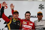 Foto zur News: Kimi Räikkönen (Lotus), Fernando Alonso (Ferrari) und Lewis Hamilton (Mercedes)