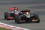 Foto zur News: Romain Grosjean (Lotus) und Jenson Button (McLaren)