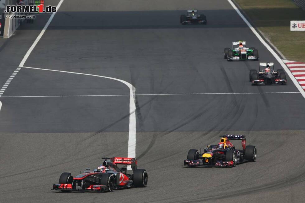 Foto zur News: Jenson Button (McLaren) und Sebastian Vettel (Red Bull)