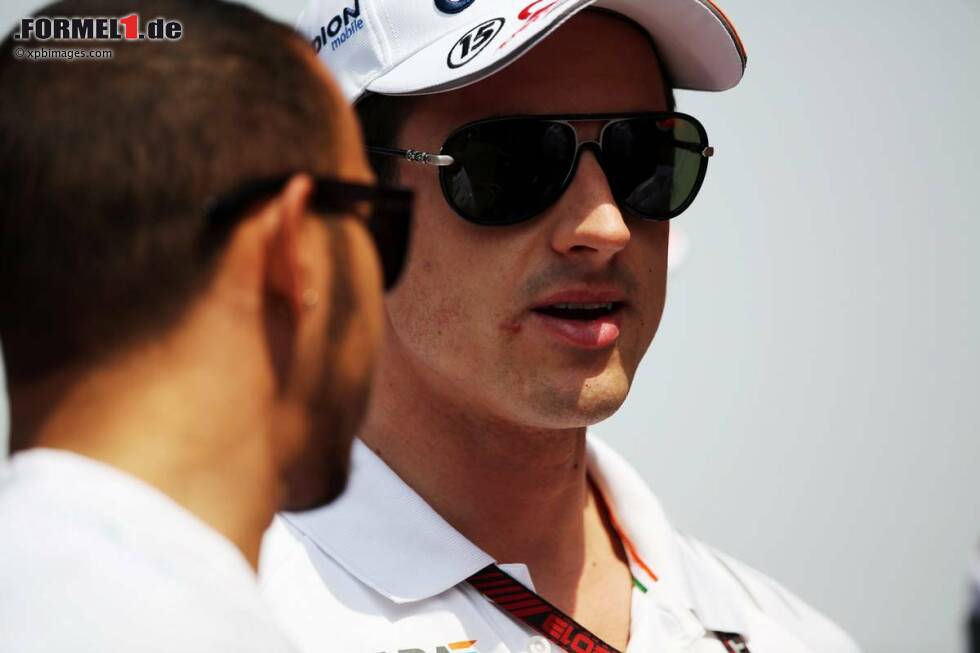 Foto zur News: Lewis Hamilton (Mercedes) und Adrian Sutil (Force India)