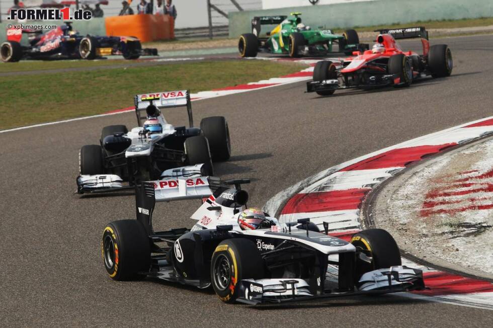 Foto zur News: Teamkollegen unter sich: Pastor Maldonado (Williams) und Valtteri Bottas (Williams)