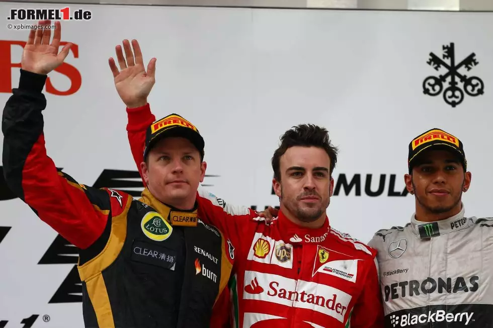 Foto zur News: Kimi Räikkönen (Lotus), Fernando Alonso (Ferrari) und Lewis Hamilton (Mercedes)