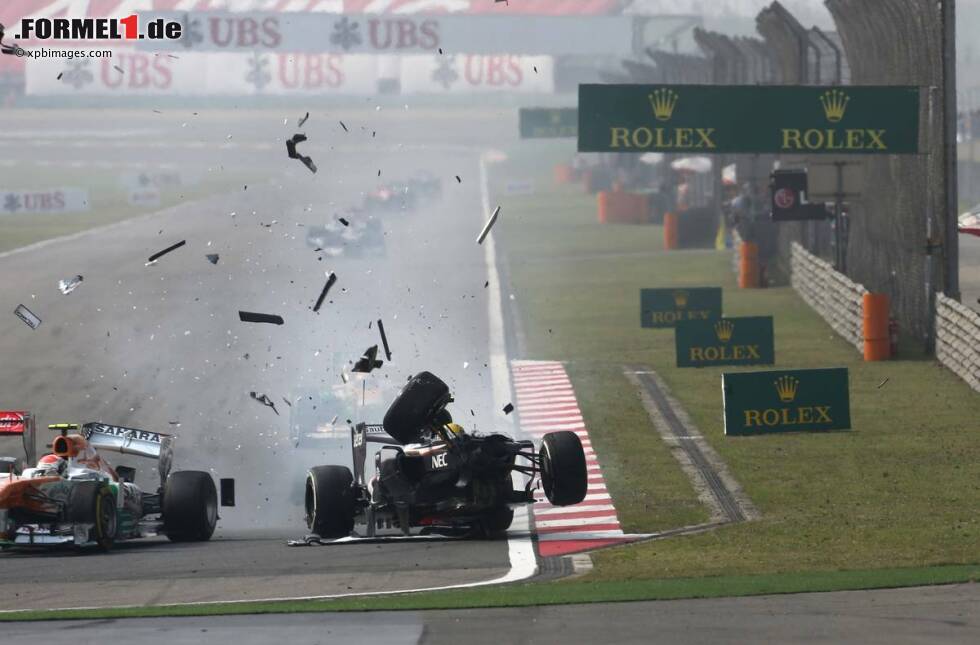 Foto zur News: Esteban Gutierrez (Sauber) knallt ins Heck von Adrian Sutil